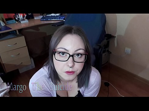 ❤️ Ọmọbinrin ti o ni gbese pẹlu awọn gilaasi buruja Dildo jinna lori Kamẹra Ibalopo